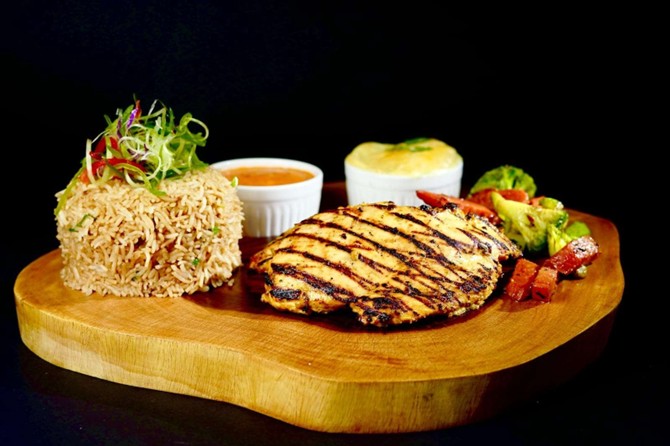 دجاج مشوي مع صلصة